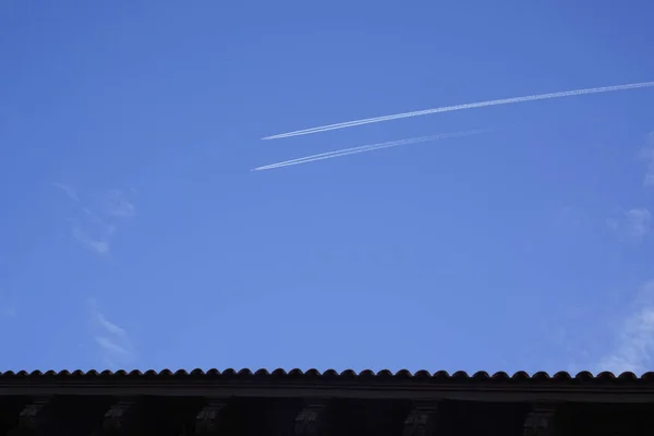 Dos Aviones Volando Paralelo Dejando Sendero Blanco Día Soleado Brillante — Foto de Stock