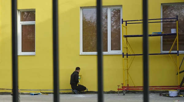 Malowanie Ściany Żółto Długą Szczotką Rolkową Roller Brush Painting Robotnicze — Zdjęcie stockowe