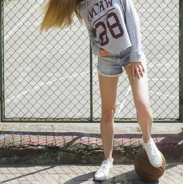 Netto Hek Gelukkig Jong Meisje Staat Basketbal Coart Met Bal — Stockfoto