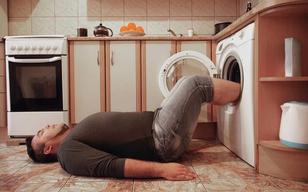 Homme Sur Sol Cuisine Pieds Dans Centrifugeuse Machine Laver Séchage — Photo