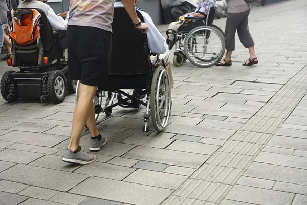 Vue Rapprochée Des Pieds Une Personne Poussant Fauteuil Roulant Long — Photo