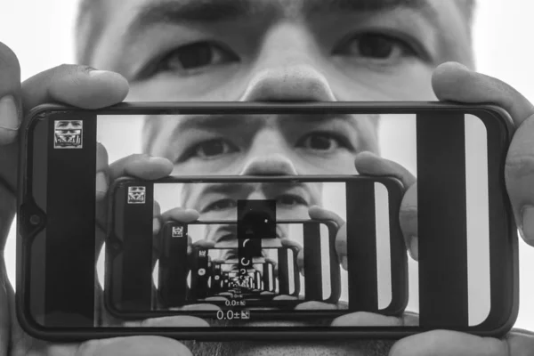 Multiplikationseffekt Mellan Två Spegelytor Återspegling Ett Manligt Ansikte Perspektiv Bild — Stockfoto
