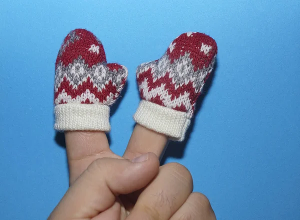 Два Пальца Мужской Руки Вязаных Красных Белых Варежках Изолированы Синем — стоковое фото