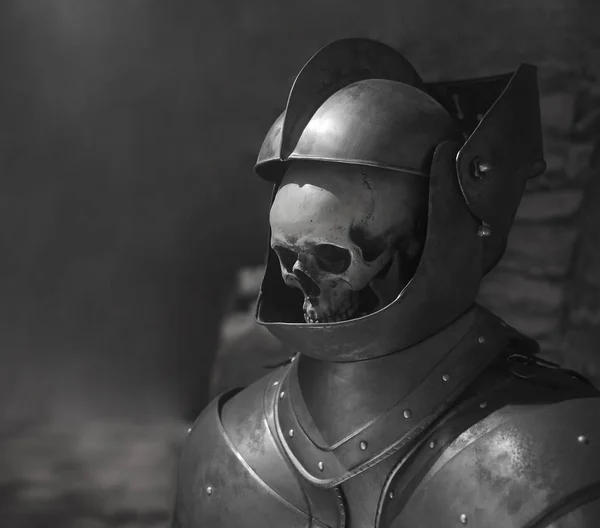 人間の頭蓋骨騎士の兜の灰色の背景 — ストック写真