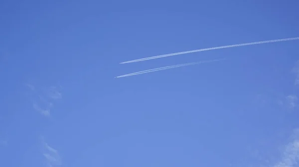 Dos Aviones Volando Paralelo Dejando Sendero Blanco Día Soleado Brillante — Foto de Stock
