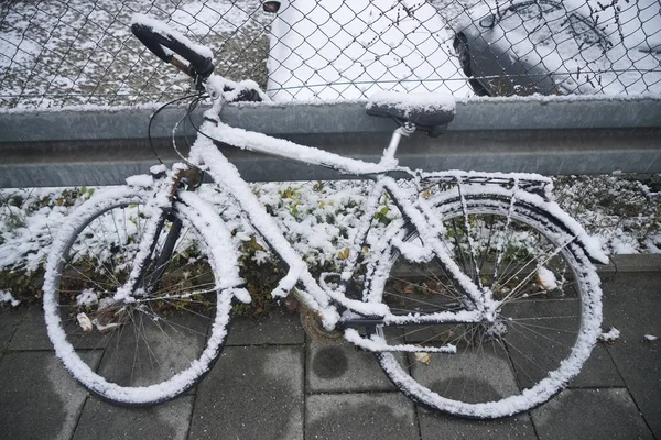 アムステルダムオランダ市内中心部の橋の上に雪の自転車 オランダの冬に吹雪 橋の上に雪に覆われた自転車 首都オランダの降雪 — ストック写真