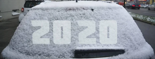 Χιόνι Στο Αυτοκίνητο Όπου Αριθμός Είναι Γραμμένο 2020 Κλείστε Πίσω — Φωτογραφία Αρχείου