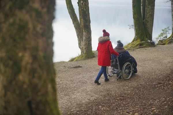 Vista Posteriore Una Giovane Donna Con Sua Madre Disabile Sulla — Foto Stock