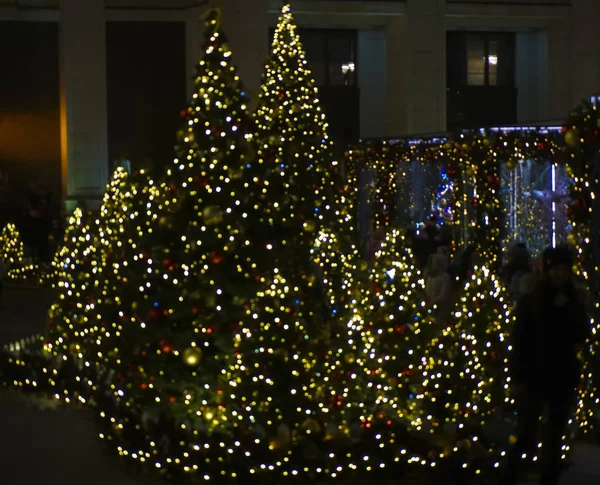 Weihnachtsbäume Moskau Russland Weihnachtsbaum Zwischen Lichtern Und Kugeln — Stockfoto