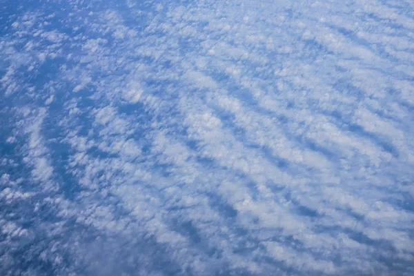 Fehér Felhős Kék Alattomos Erős Napfény Kilátás Repülőgépről Idő Utazáshoz — Stock Fotó