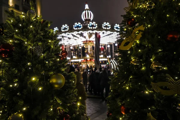 在五彩缤纷的花环中人造圣诞树 莫斯科 俄罗斯 灯和球中间的圣诞树 — 图库照片
