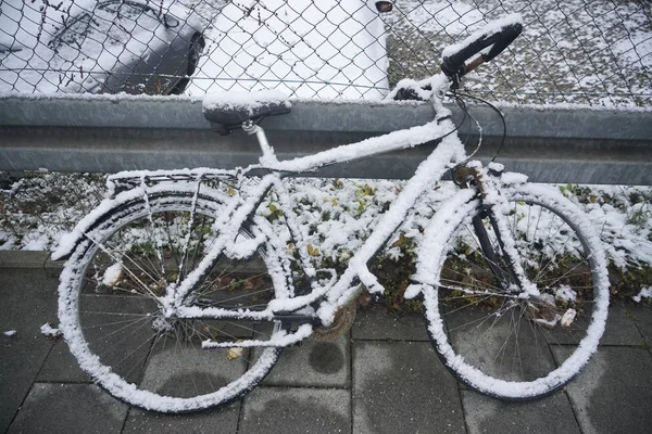 アムステルダムオランダ市内中心部の橋の上に雪の自転車 オランダの冬に吹雪 橋の上に雪に覆われた自転車 首都オランダの降雪 — ストック写真