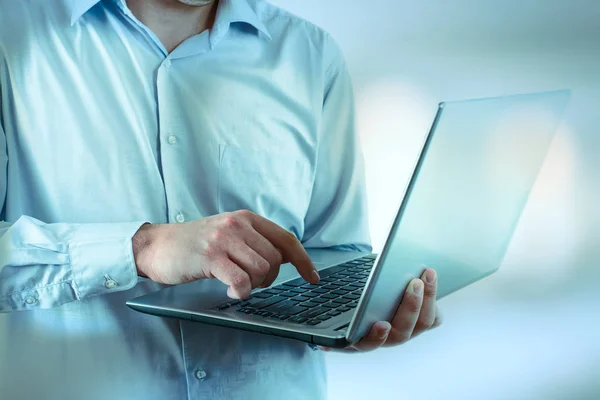 Close Van Een Onbekende Jonge Zakenman Klassieke Kleding Die Tekst — Stockfoto