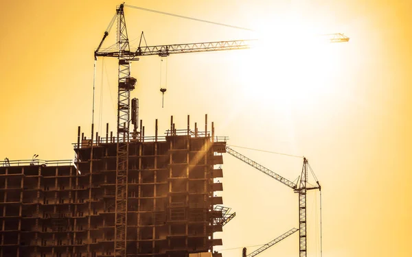 Fundo Silhuetas Construção Guindastes Céu Noite Pano Fundo Canteiro Obras — Fotografia de Stock