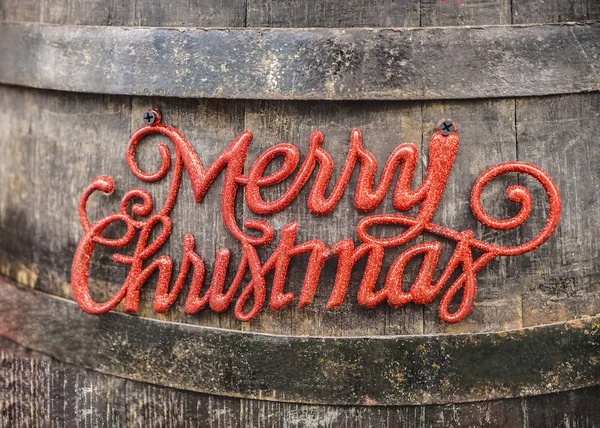 快乐的圣诞 木制木桶背景上的红色题词 — 图库照片
