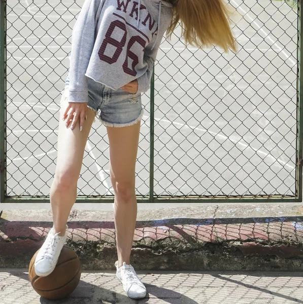 Чистий Паркан Щаслива Молода Дівчина Стоїть Баскетбольній Кар Єрі Ячем — стокове фото