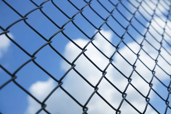 Kerítés Kék Felhők Háló Kerítés Részben Felhős Láncszem Kerítés Kék — Stock Fotó