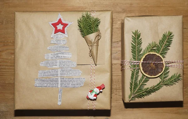Eski Yapımı Kağıt Süslemelere Sarılı Iki Noel Hediyesi Kutusu Noel — Stok fotoğraf