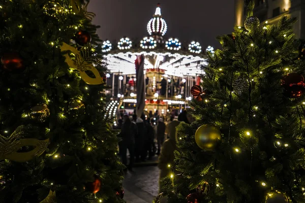 在五彩缤纷的花环中人造圣诞树 莫斯科 俄罗斯 灯和球中间的圣诞树 — 图库照片
