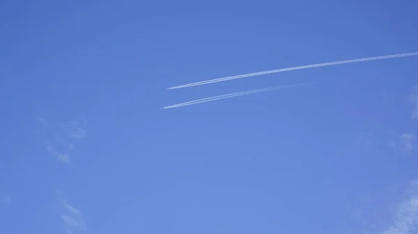 Dois Aviões Voando Paralelo Deixando Uma Trilha Branca Dia Ensolarado Imagem De Stock