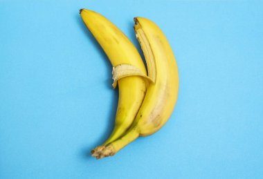 Mavi arka planda iki muz izole edilmiş. Sevgi ve şefkat. İşaret, sembol, kucaklaşan çift kavramı