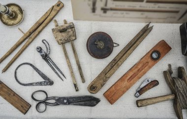 Beyaz masa arkaplanının görünüm modelini yapmak, boyamak ve onarmak için donanımlı ev yenilenmesi. tarihi yaşlandırma araçları. 