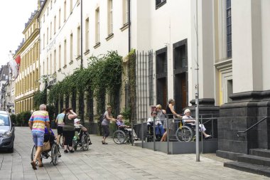 Düsseldorf, Almanya: Bir grup engelli erkek ve kadın mekanik tekerlekli sandalyelerini kullanıyor 