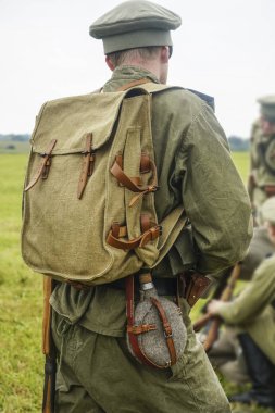 Kamuflaj görevlerini yerine getiren asker. Savaş Bölgesi. I. Dünya Savaşı (1. Dünya Savaşı) arka görünüm. 