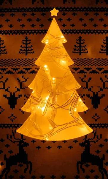 有金属丝的花环 盒子里有一个在圣诞树形状上刻有孔的盒子 鹿和松的模式 — 图库照片