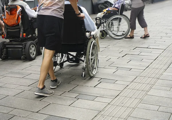 Vue Rapprochée Des Pieds Une Personne Poussant Fauteuil Roulant Long — Photo