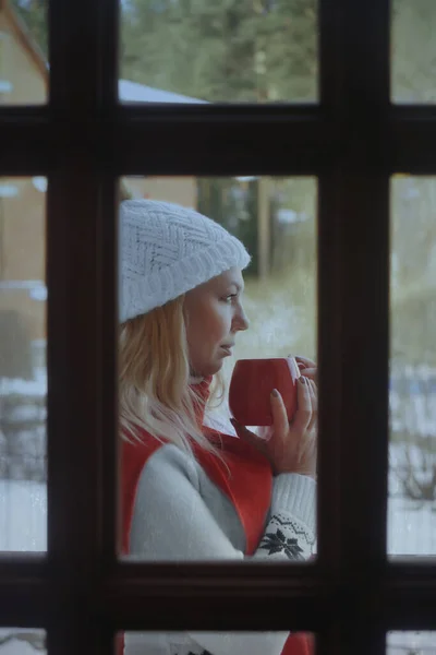 Schönes Mädchen Mit Einer Tasse Fenster Des Hauses — Stockfoto