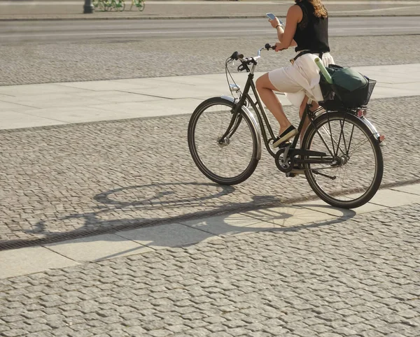 Γυναίκα Στο Κομψό Θηλυκό Ποδήλατο Και Χρήση Κατά Διάρκεια Του — Φωτογραφία Αρχείου