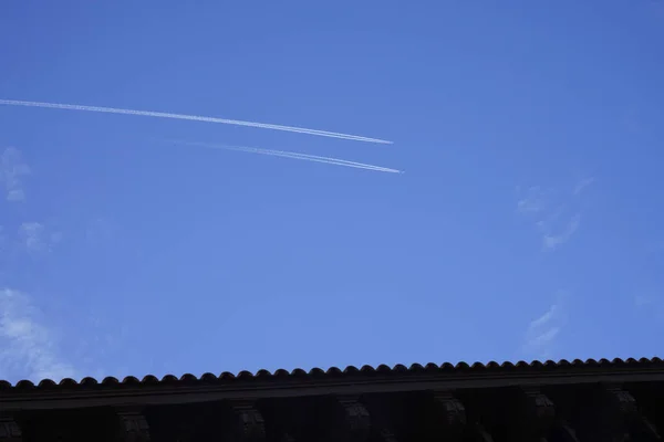 Dvě Letadla Letící Současně Takže Bílé Stopy Jasný Slunečný Den — Stock fotografie