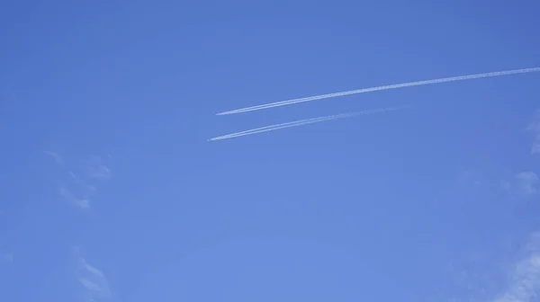 Uçak Beyaz Bir Bırakarak Paralel Olarak Uçan Parlak Güneşli Bir — Stok fotoğraf