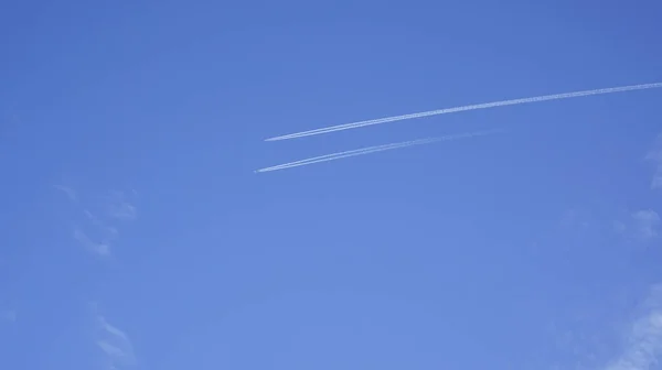 Two Planes Flying Parallel Leaving White Trail Bright Sunny Day — Stock Photo, Image