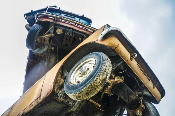 Stapel Beschädigter Verrosteter Autowracks Auf Schrottplatz Deponie Kaputt Und Abgestürzte — Stockfoto