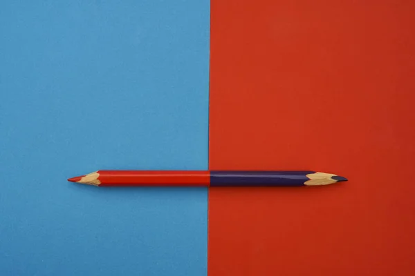Ein Großer Bleistift Mit Zwei Roten Und Blauen Farben Roter — Stockfoto