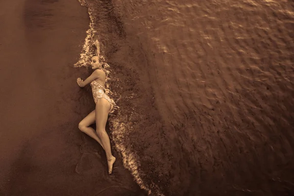 白沙滩上漂亮性感的女模特 — 图库照片