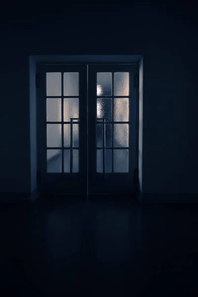 Koridordaki Kapılara Işık Tutun Kapıları Olan Eski Binada Dar Karanlık — Stok fotoğraf