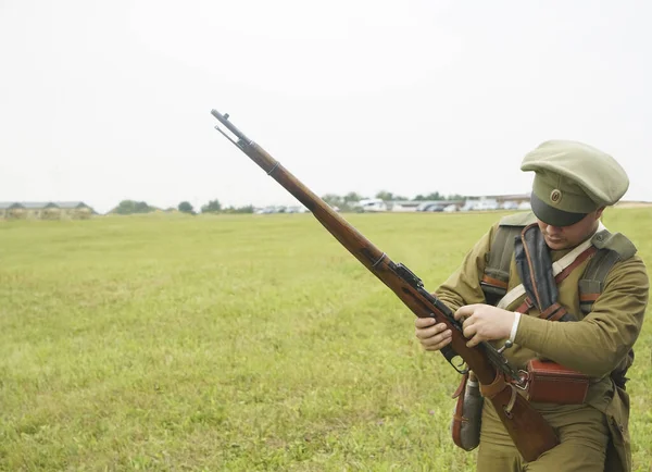 Man Med Gevär Klädd Ryska Soldat Uniform Första Världskriget Laddar — Stockfoto