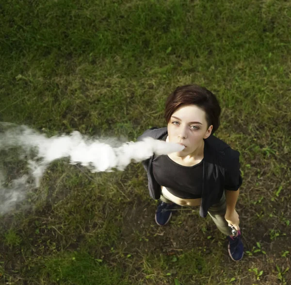 Menina Fumando Cigarro Eletrônico — Fotografia de Stock