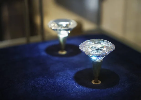 Két Gyémánt Ékszerek Kék Háttér — Stock Fotó