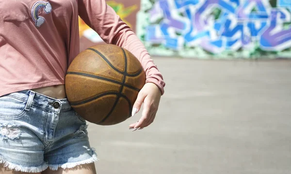 Muda Dan Seksi Wanita Langsing Dengan Bola Basket Tangan Tampilan — Stok Foto