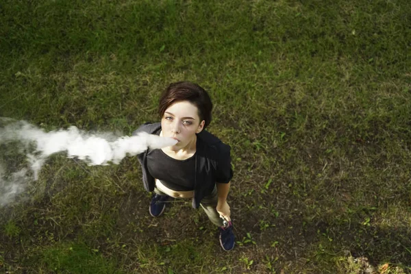 Νεαρή Κοπέλα Κάπνισμα Ηλεκτρονικών Τσιγάρων — Φωτογραφία Αρχείου