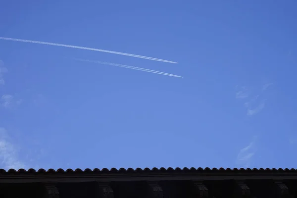 Dvě Letadla Letící Současně Takže Bílé Stopy Jasný Slunečný Den — Stock fotografie