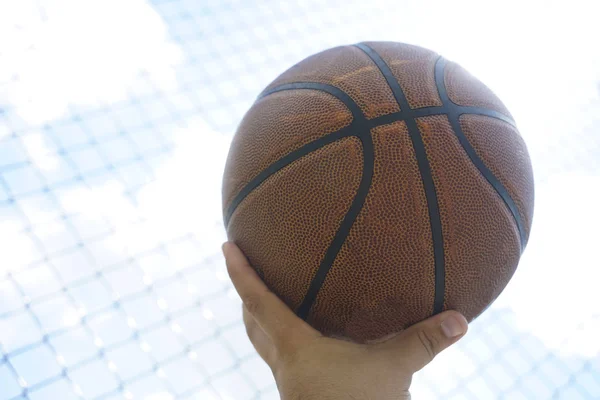 Tangan Laki Laki Memegang Bola Basket — Stok Foto
