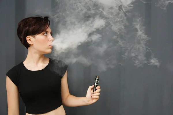 Mladá Dívka Kouří Elektronickou Cigaretu Samice Model Vaping Odpařovač Pozadí — Stock fotografie