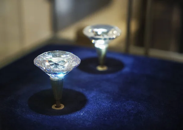 Joyas Dos Diamantes Sobre Fondo Azul — Foto de Stock