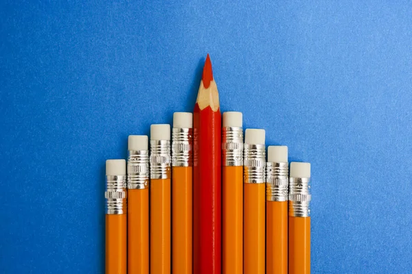 Röd Big Pencil Color Reser Sig Ovanför Övriga Gula Pennorna — Stockfoto
