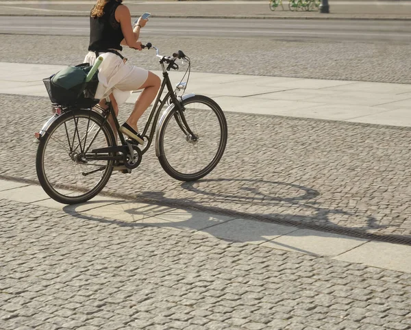 Γυναίκα Στο Κομψό Θηλυκό Ποδήλατο Και Χρήση Κατά Διάρκεια Του — Φωτογραφία Αρχείου